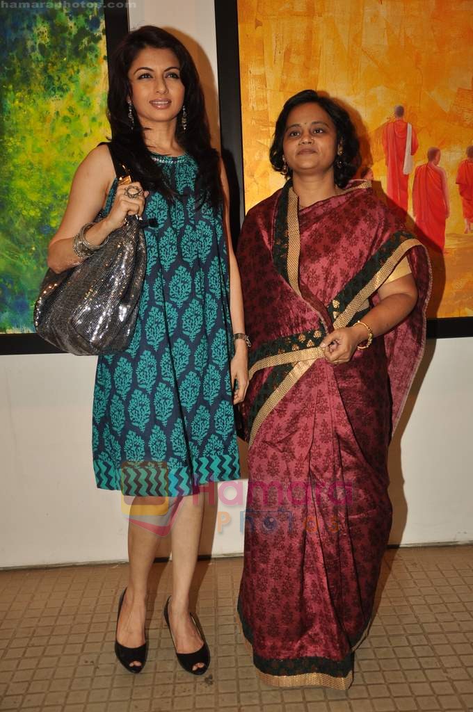 Bhagyashree at Jayashree Salecha and Tanumansa Bagrodia art exhibition in Jehangir Art Gallery on 19th July 2011