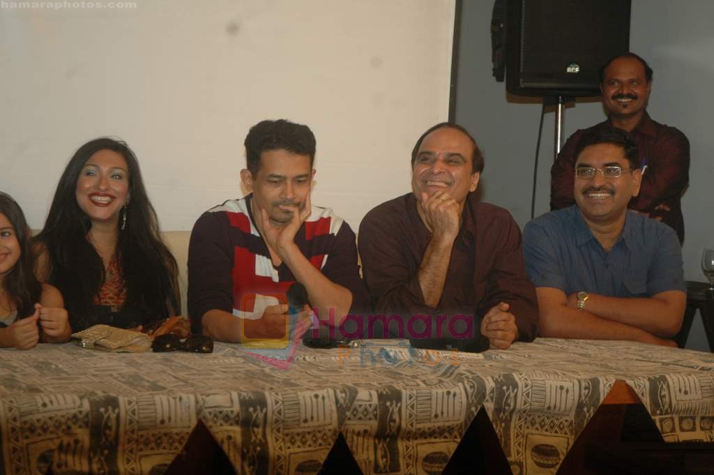 Rituparna Sengupta, Atul Kulkarni, Karan Razdan at The Warning film press meet in Marimba on 20th July 2011
