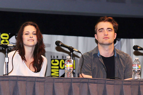 Kristen Stewart, Robert Pattinson poses to promote Breaking Dawn from the Twilight Saga at  the 2011 Comic-Con International Day 1 at the San Diego Convention Center on July 21, 2011