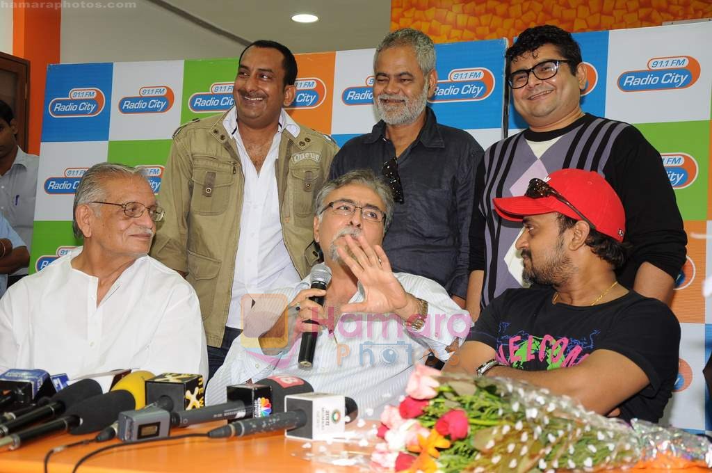 Hemant Pandey, Gulzar, Sanjay Mishra, Sajid, Deven Bhojani at the Audio release of Chala Mussaddi - Office Office in Radiocity Office on 25th July 2011