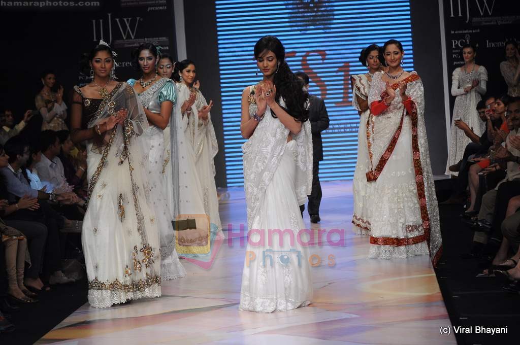 Sonal Chauhan walks the ramp for Ys 18 show at IIJW 2011 Day 3 in Grand Hyatt on 2nd Aug 2011