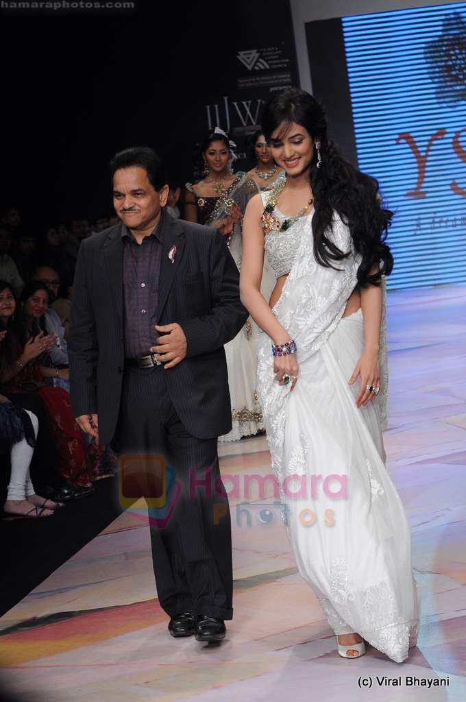 Sonal Chauhan walks the ramp for Ys 18 show at IIJW 2011 Day 3 in Grand Hyatt on 2nd Aug 2011