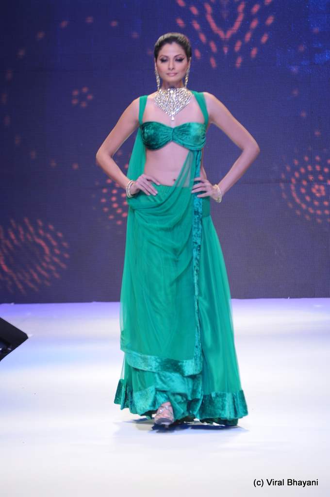 Shonal Rawat walks the ramp for Laxmi Jewellery Export show at IIJW 2011 Day 4 in Grand Hyatt on 3rd Aug 2011