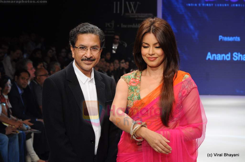 Mahima Chaudhary walks the ramp for Adorn show at IIJW 2011 Day 4 in Grand Hyatt on 3rd Aug 2011