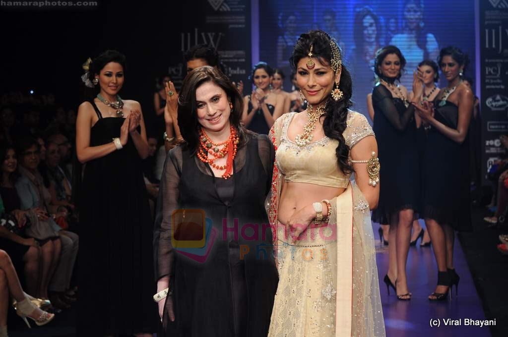 Feroze Gujral walks the ramp for Alpana Gujral show at IIJW 2011 Day 4 in Grand Hyatt on 3rd Aug 2011