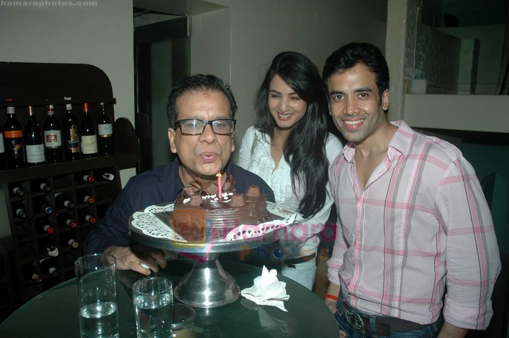 Tusshar Kapoor, Sonal Chauhan at Rafi's party in Mangi Ferra on 5th Aug 2011