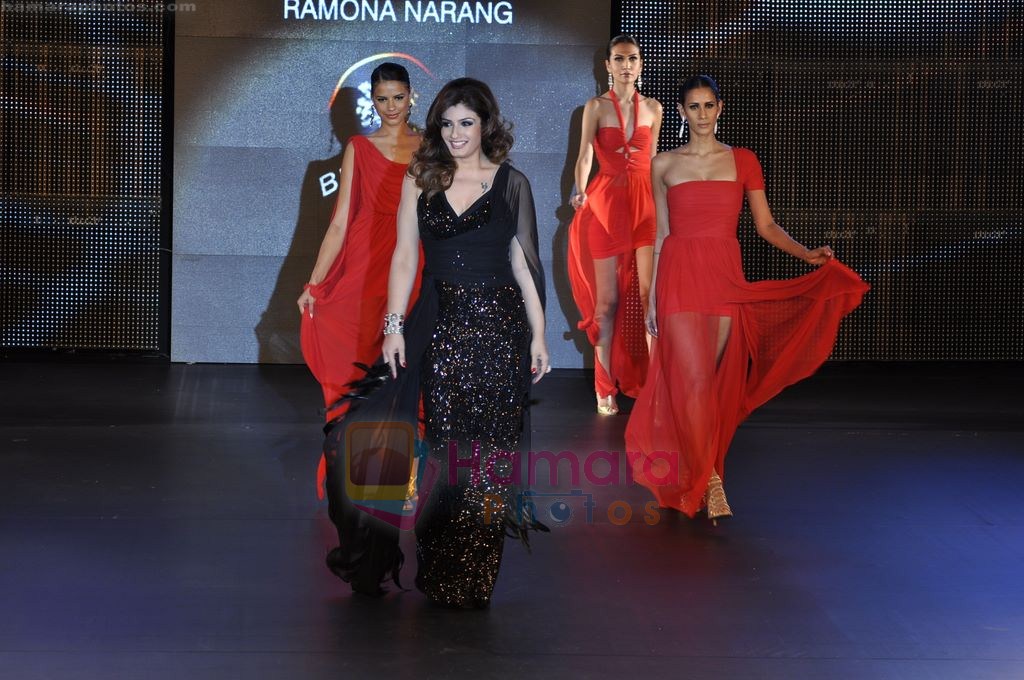 Raveena Tandon walk the ramp for Ramona Narang show on Blenders Pride Fashion Tour Day 2 on 6th Aug 2011