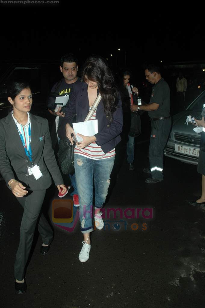 Anushka Sharma snapped in International Airport, Mumbai on 7th Aug 2011
