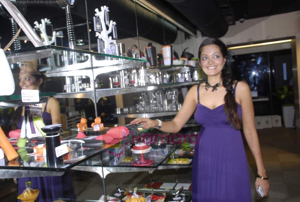 Sheena Chohan at Ira Dubey's store launch in Chowpatty, Mumbai on 9th Aug 2011