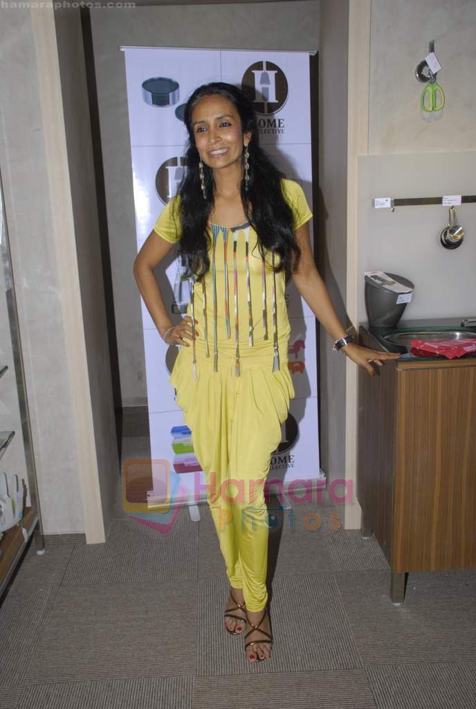Suchitra Pillai at Ira Dubey's store launch in Chowpatty, Mumbai on 9th Aug 2011