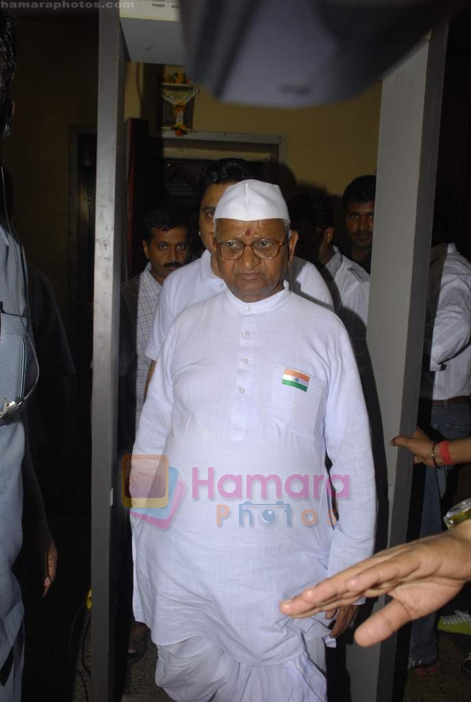Anna Hazare visits on the sets of Saregama Lil champs in Famous on 9th Aug 2011