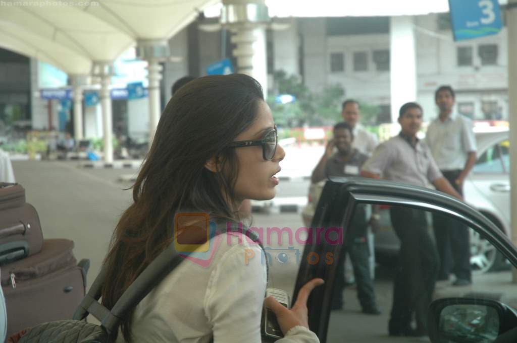 Freida Pinto snapped at Mumbai international airport on 10th Aug 2011