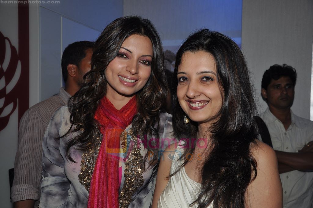 Shama Sikander at Nisha Jamwal's collection previews in Zoya, Mumbai on 13th Aug 2011