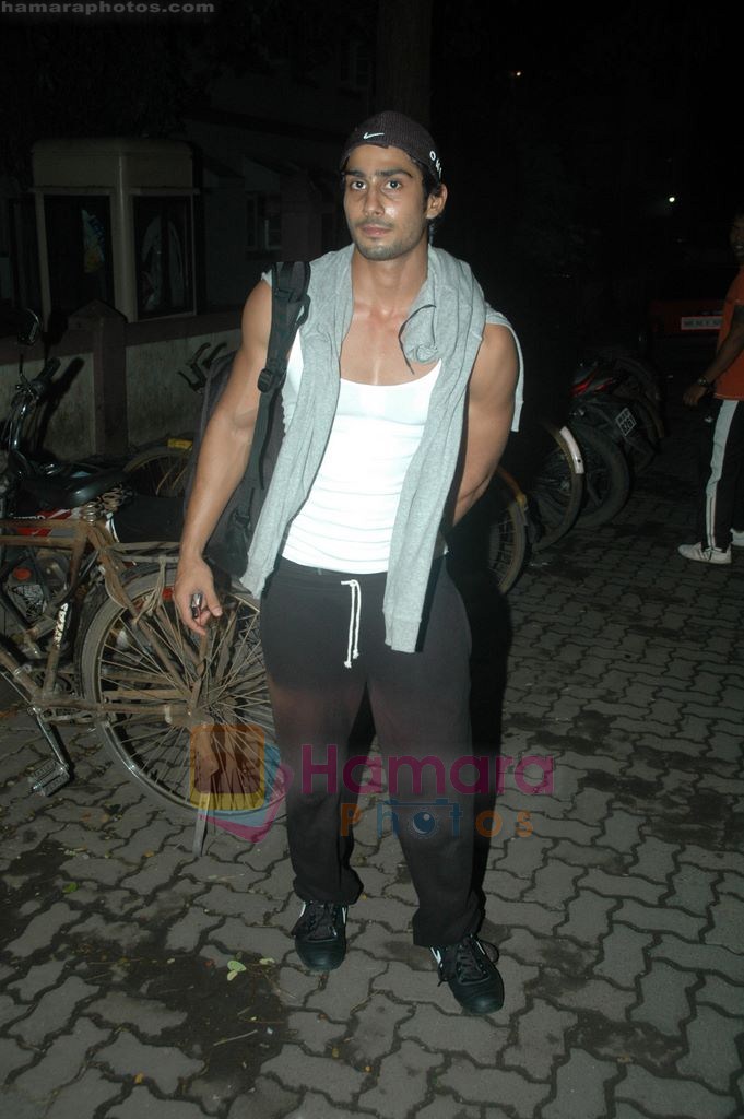 Prateik Babbar snapped in Bandra, Gold Gym, Mumbai on 13th Aug 2011