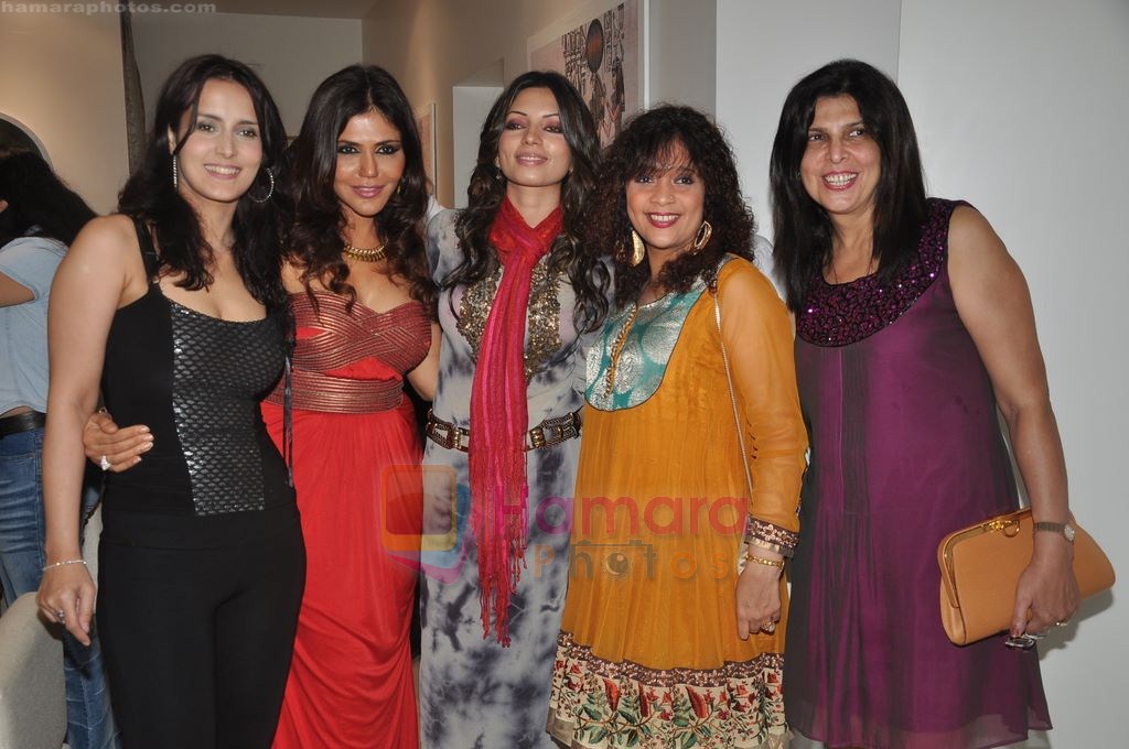 Tulip Joshi, Nisha Jamwal, Shama Sikander, Peenaz Masani at Nisha Jamwal's collection previews in Zoya, Mumbai on 13th Aug 2011