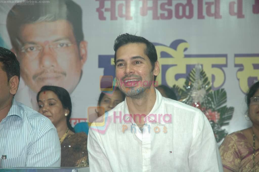 Dino Morea at Sachin Ahir's dahi handi in Worli, Mumbai on 16th Aug 2011