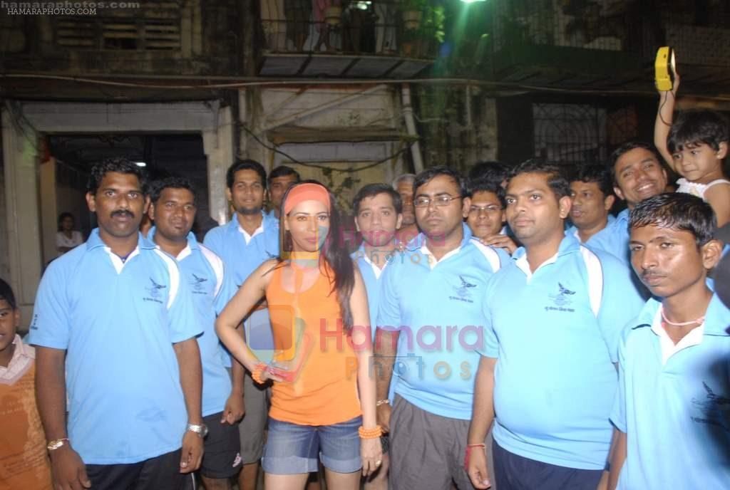Roslyn Khan at Jamboori dahi handi in Worli, Mumbai on 17th Aug 2011