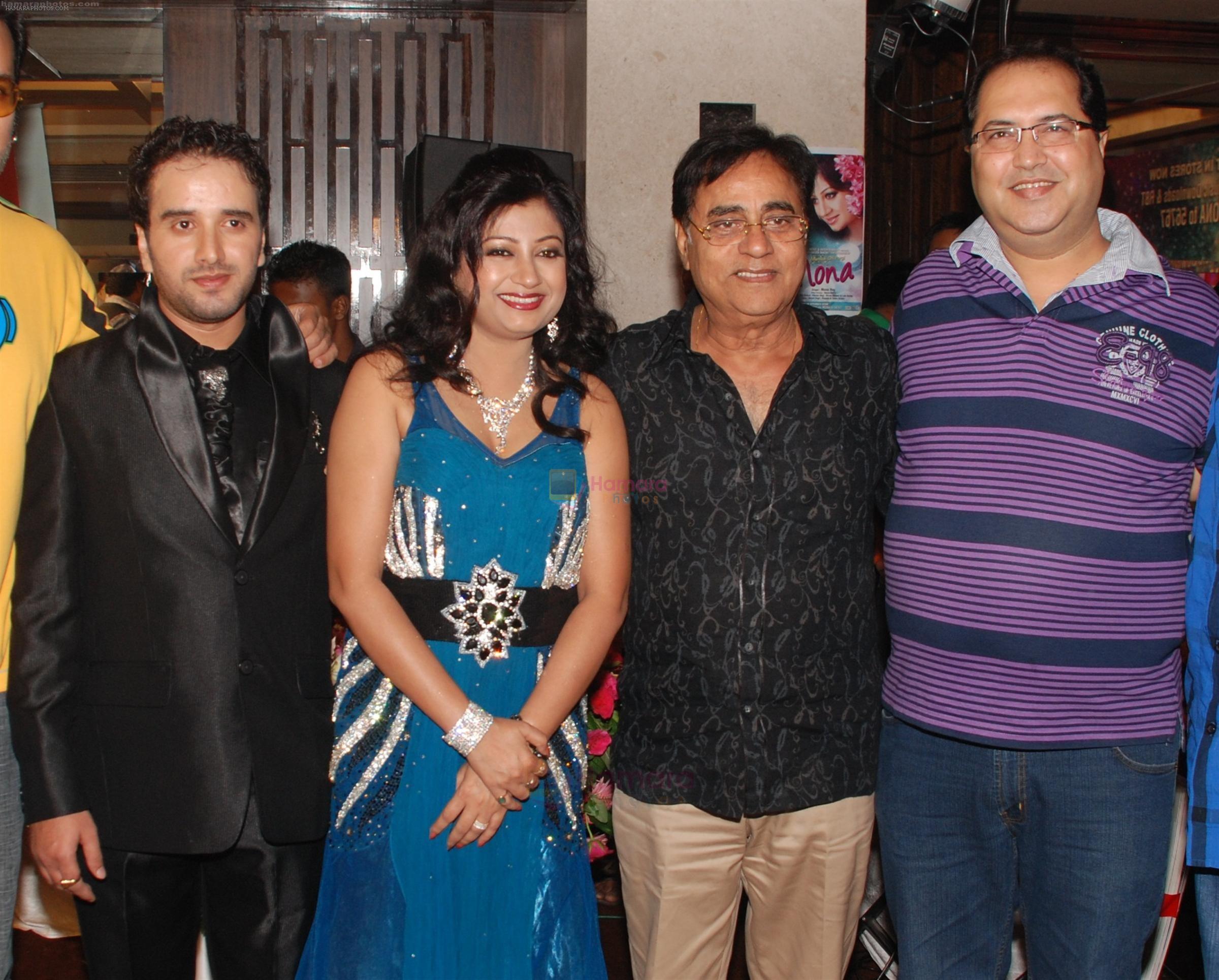 Shailendra Mishra, Mona roy, Jagjit Singh, with Navin Batra at the launch of Mona Roy's latest album Mumbai Chi Porgi Mona in Time N Again, Mumbai on 23rd Aug 2011