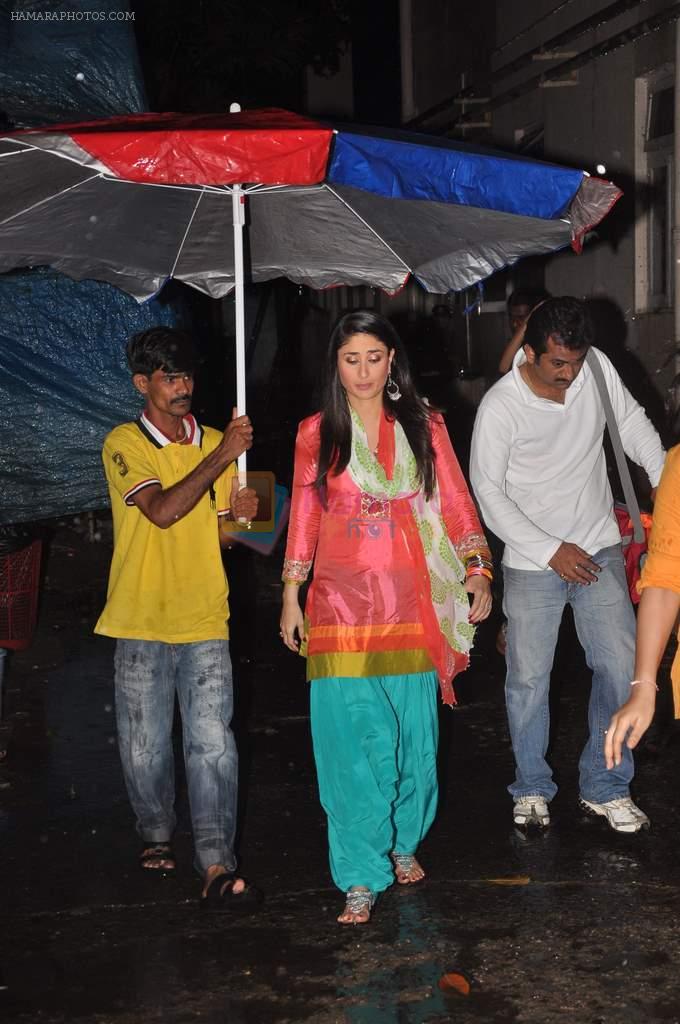 Kareena Kapoor on the sets of UTV Stars in Mehboob on 27th Aug 2011