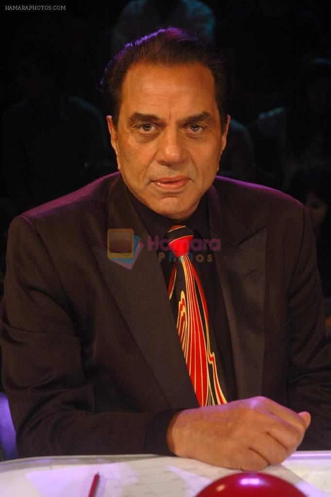 Dharmendra on the sets of India's got talent in Filmcity on 29th Aug 2011