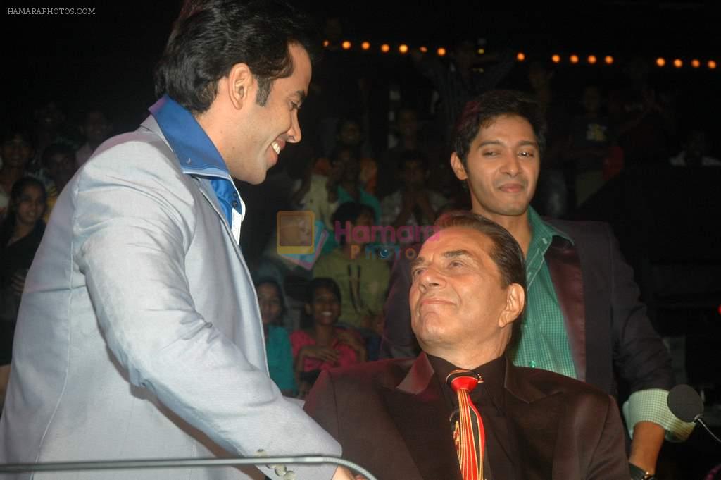 Dharmendra on the sets of India's got talent in Filmcity on 29th Aug 2011