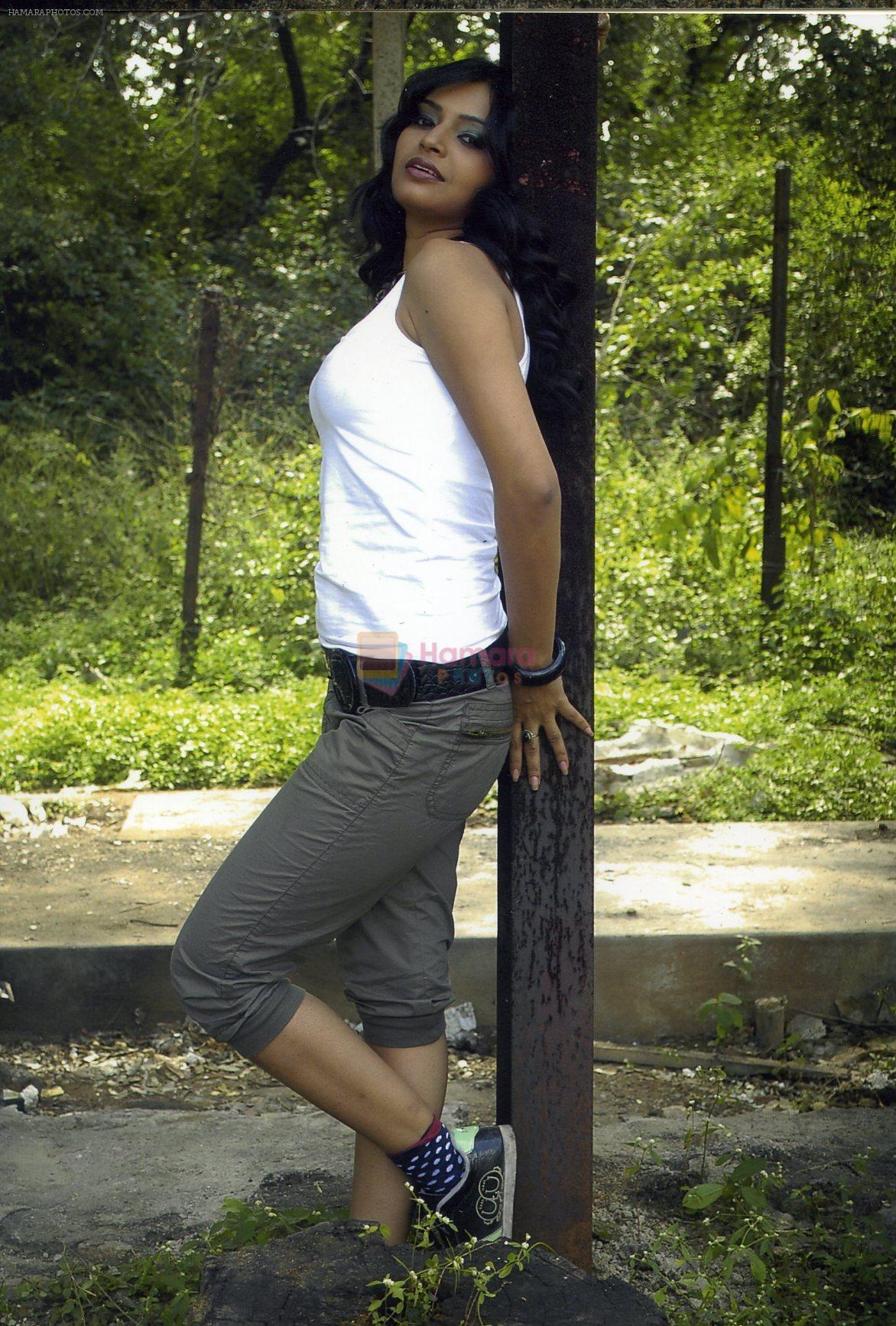 Pooja Sahu Photoshoot for movie Deyyam Vunda on 29th August 2011