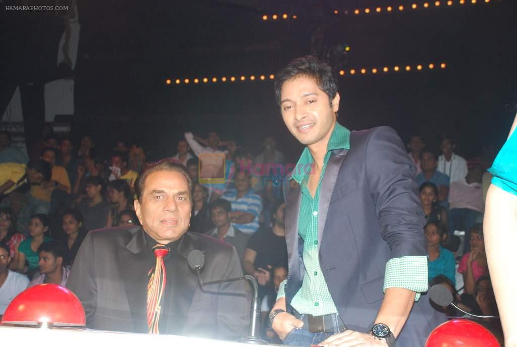 Shreyas Talpade, Dharmendra on the sets of India's got talent in Filmcity on 29th Aug 2011