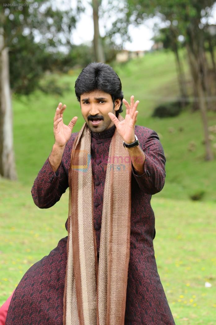 Sai Pradeep Pinisetty (Aadhi) in Chelagatam Movie Stills