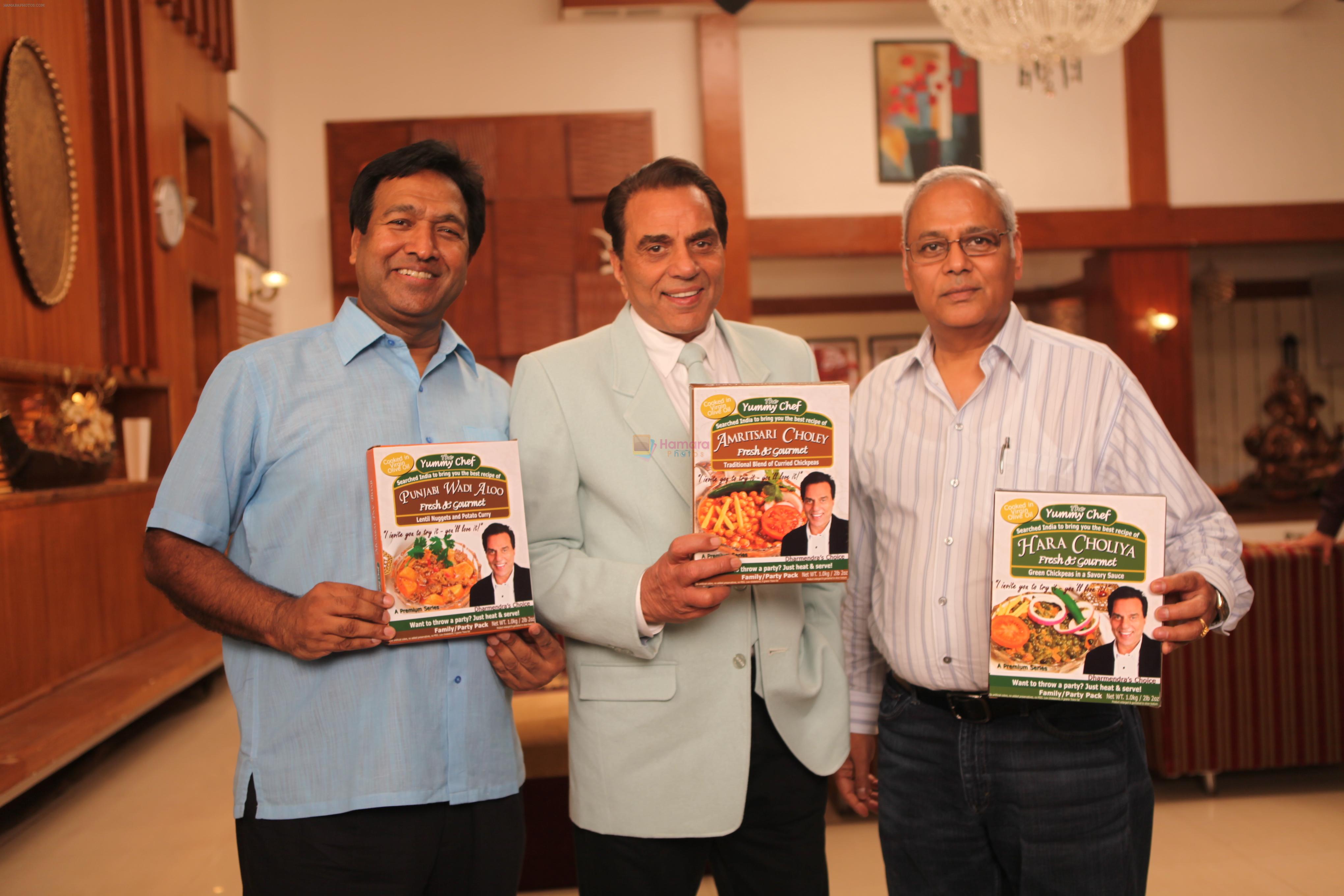 Trilok Malik, Dharmendra, Dinesh Maheshweary at the Launch of YUMMY CHEF Heat and Eat in Novotel hotel, Mumbai on 1st Sept 2011