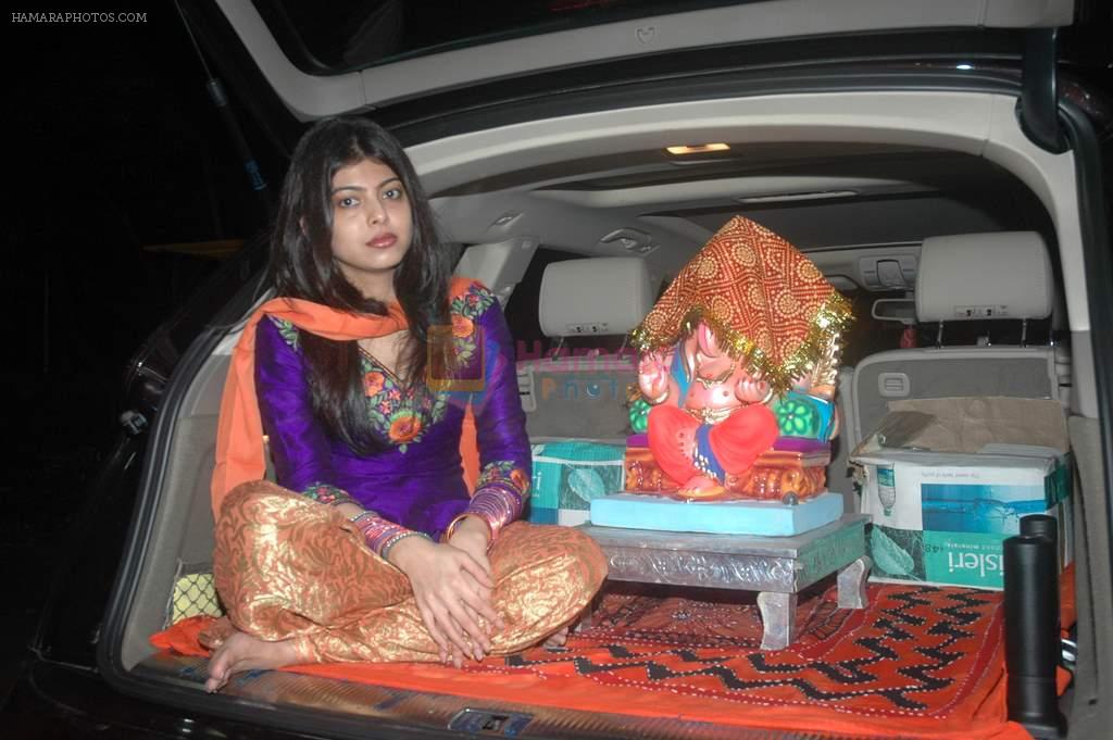 Deepti Talpade brings ganpati home in Mumbai on 1st Sept 2011