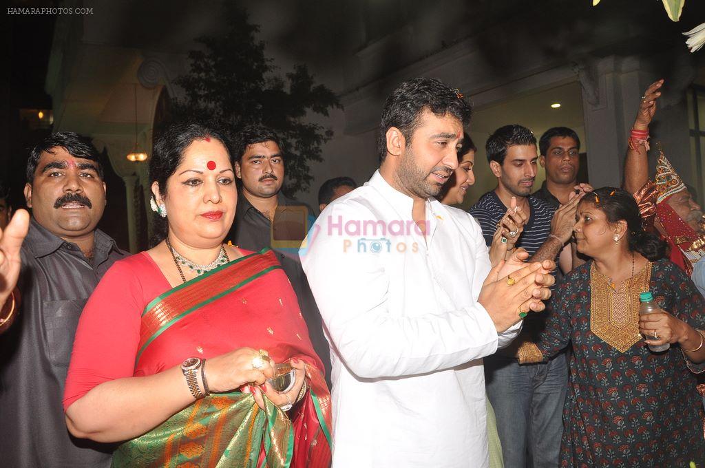 Raj Kundra, Sunanda Shetty at Shilpa Shetty�s Ganpati visarjan in Juhu, Mumbai on 2nd Sept 2011