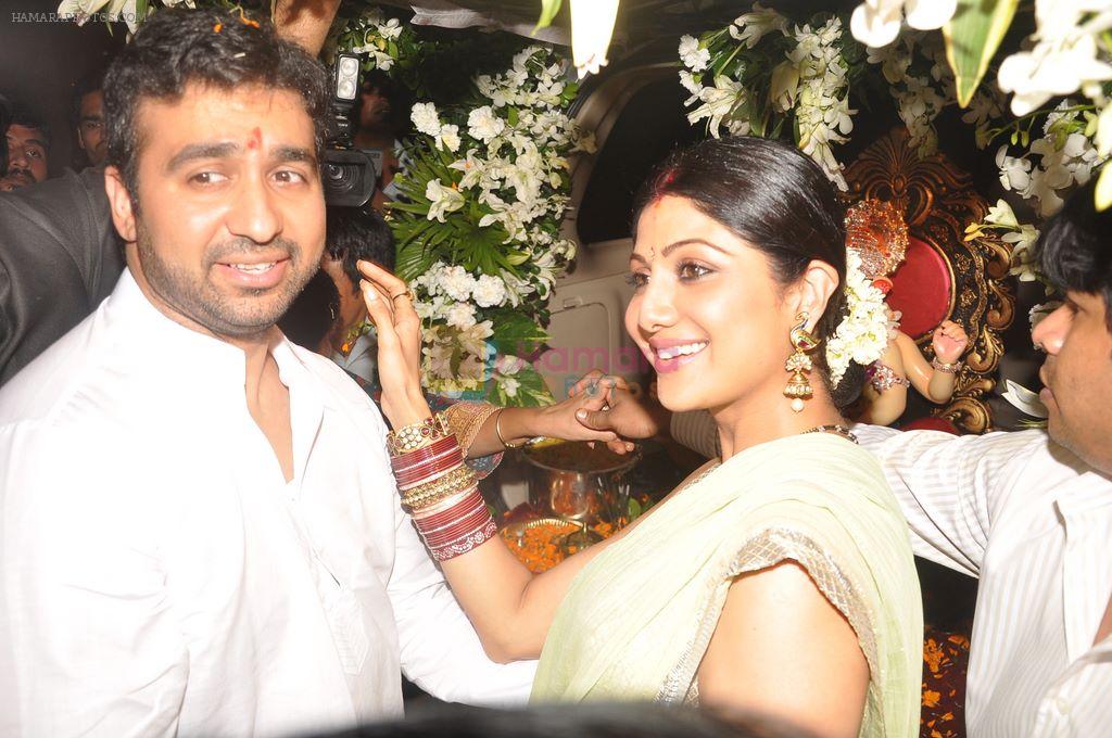 Shilpa Shetty, Raj Kundra at Shilpa Shetty's Ganpati visarjan in Juhu, Mumbai on 2nd Sept 2011