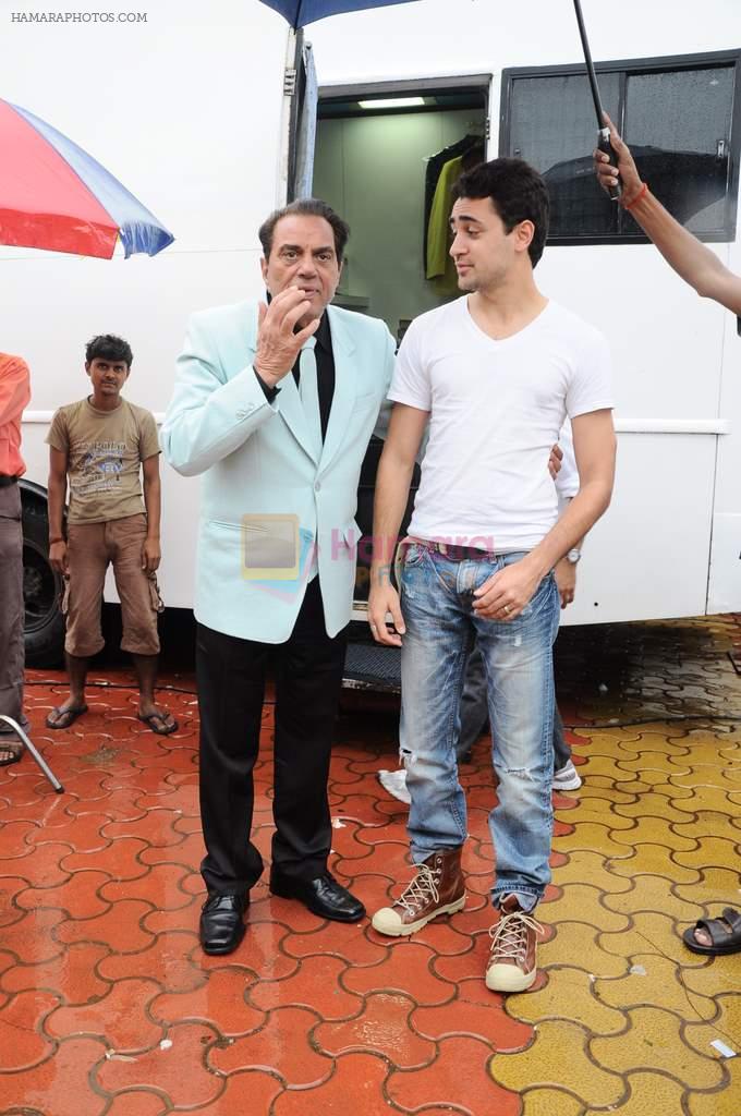 Imran Khan, Dharmendra on the sets of India's Got Talent in Mumbai on 3rd Sept 2011