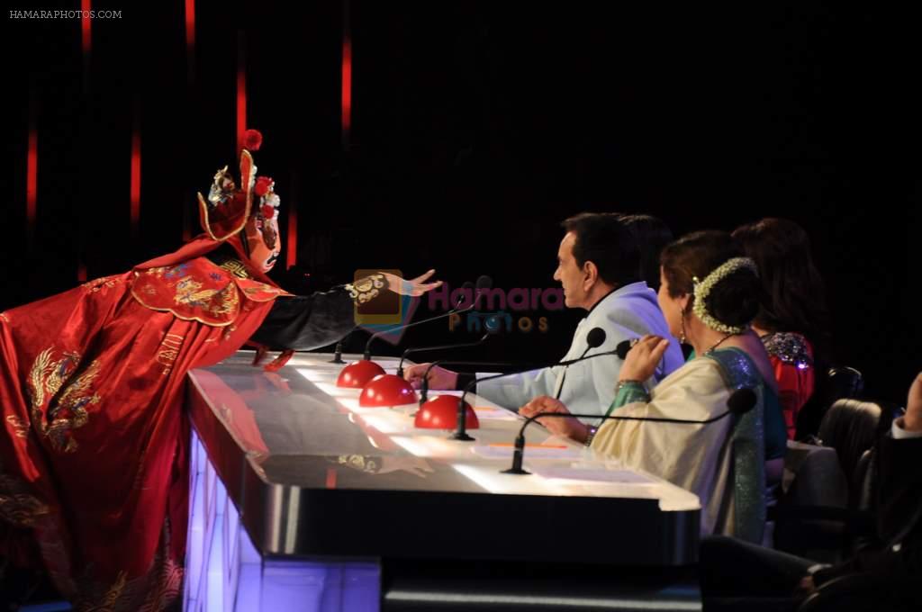 Dharmendra, Sonali Bendre, Kiron Kher on the sets of India's Got Talent in Mumbai on 3rd Sept 2011