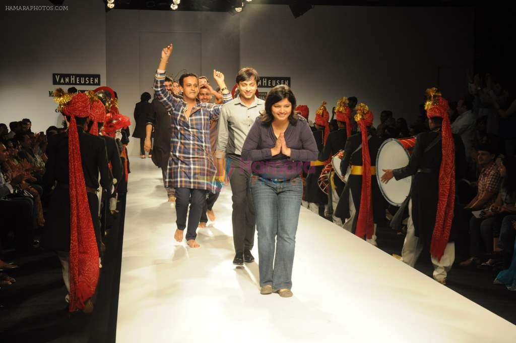 Model walk the ramp for Rajvi Mohan at Van Heusen India Mens Week Day 2 on 3rd Sept 2011