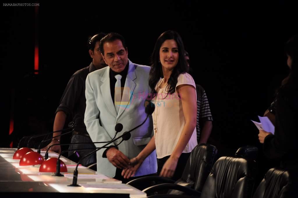 Katrina Kaif, Dharmendra on the sets of India's Got Talent in Mumbai on 3rd Sept 2011