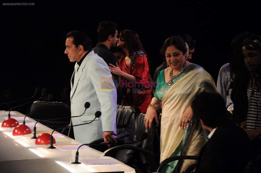 Dharmendra, Sonali Bendre, Kiron Kher on the sets of India's Got Talent in Mumbai on 3rd Sept 2011