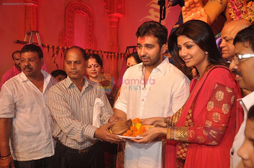Shilpa Shetty, Raj Kundra visits Chinchpokli Ganpati pandal in Mumbai on 5th Sept 2011