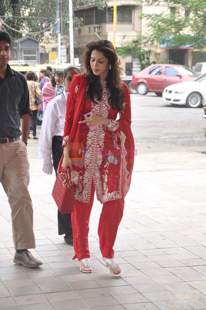 Isha Koppikar snapped at Mall in Mumbai Central on 5th Sept 2011