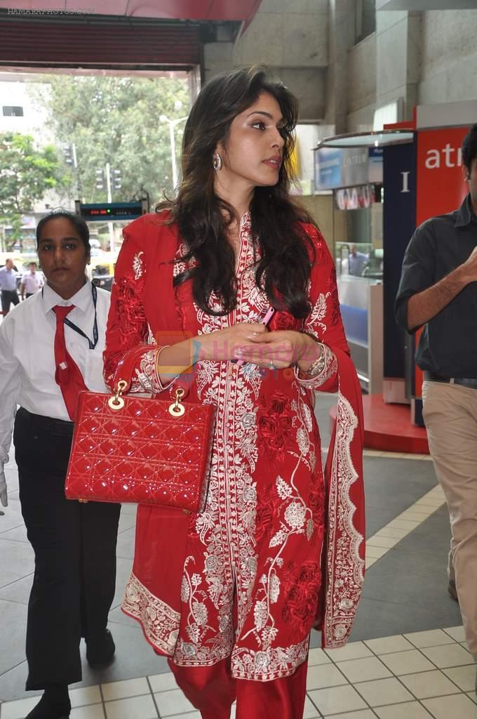 Isha Koppikar snapped at Mall in Mumbai Central on 5th Sept 2011