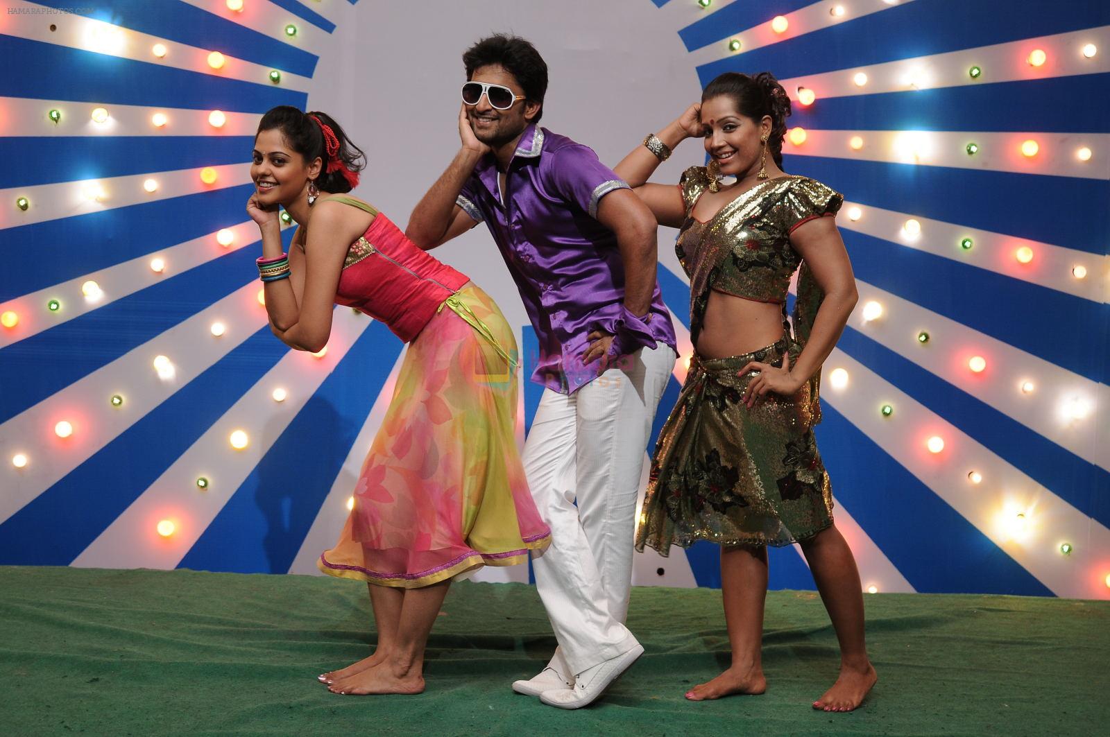 Bindu Madhavi, Haripriya, Nani in Pilla Zamindar Movie Stills