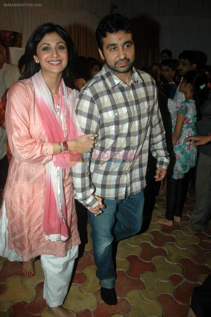 Shilpa Shetty, Raj Kundra at Andheri Ka Raja  ganpati in Andheri, Mumbai on 15th Sept 2011
