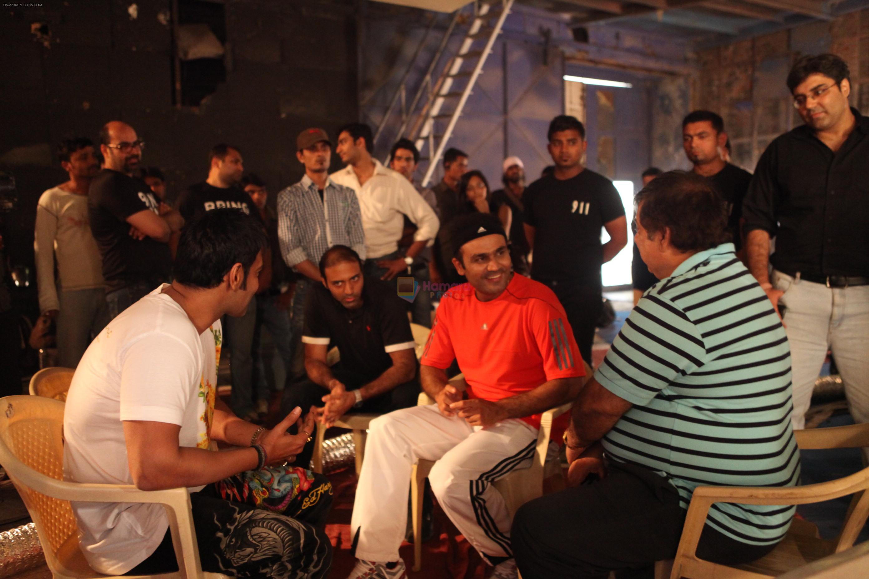 Ajay Devgn, Virender Sehwag and David Dhawan on the sets of film Rascals on 16th Sept 2011