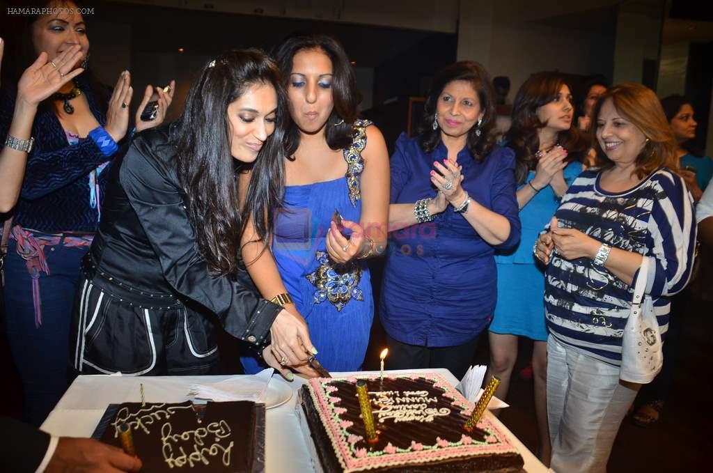 Munisha Khatwani, Lucky Morani at Munisha Khatwani and Lucky Morani's birthday bash in Escobar, Mumbai on 18th Sept 2011