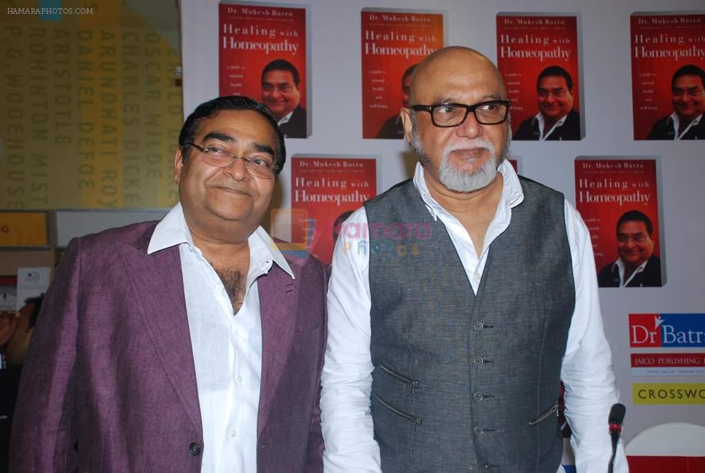 Pritish Nandy, Dr. Mukesh Batra at Mukesh Batra's Healing with Homeopothy book launch in Crossword, Kemps Corner on 21st Sept 2011