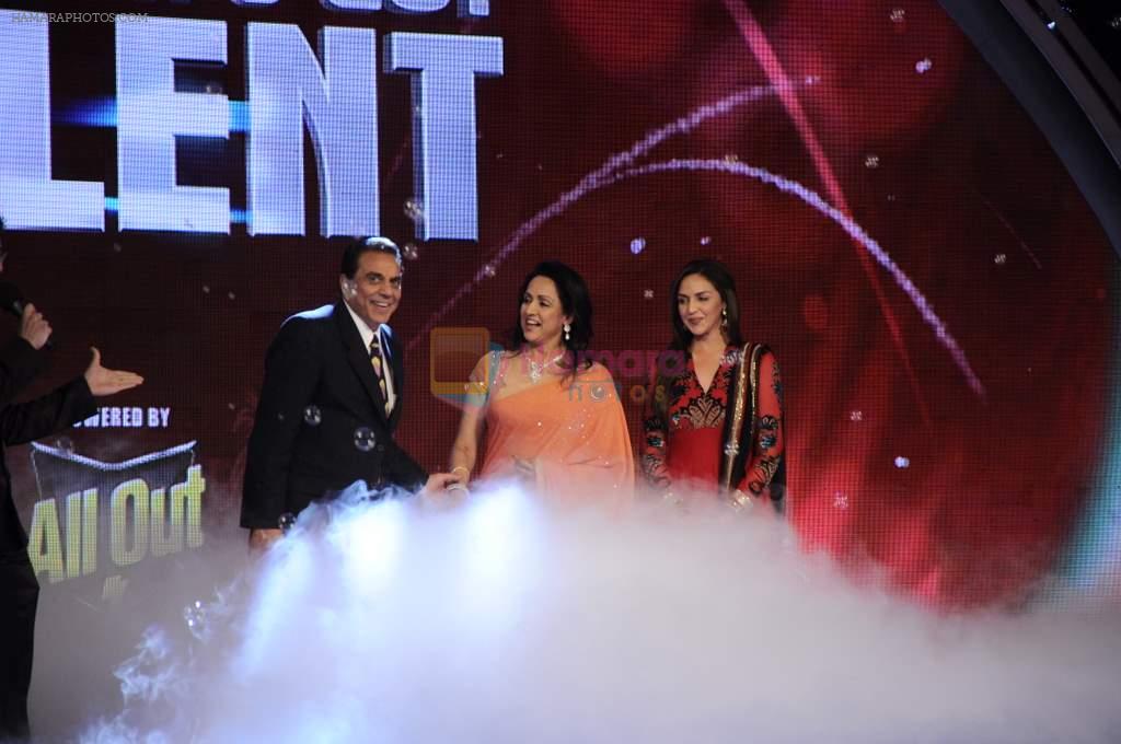 Esha Deol, Hema Malini, Dharmendra on the sets of India's Got Talent in Filmcity, Mumbai on 22nd Sept 2011