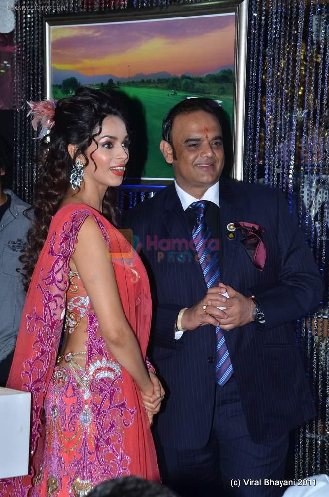 Mallika Sherawat at Anjalee and Arjun Kapoor Show at Amby Valley India Bridal Week day 1 on 24th Sept 2011