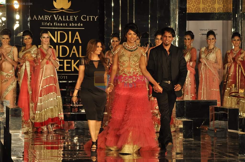 Sameera Reddy walk the ramp for Shane Falguni Show at Amby Valley India Bridal Week day 4 on 26th Sept 2011