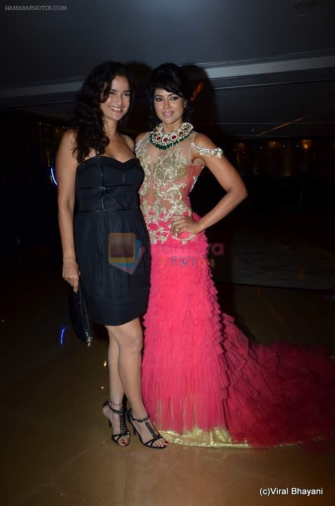 Sameera Reddy, Sushma Reddy on day 4 of Aamby Valley India Bridal Week on 26th Sept 2011