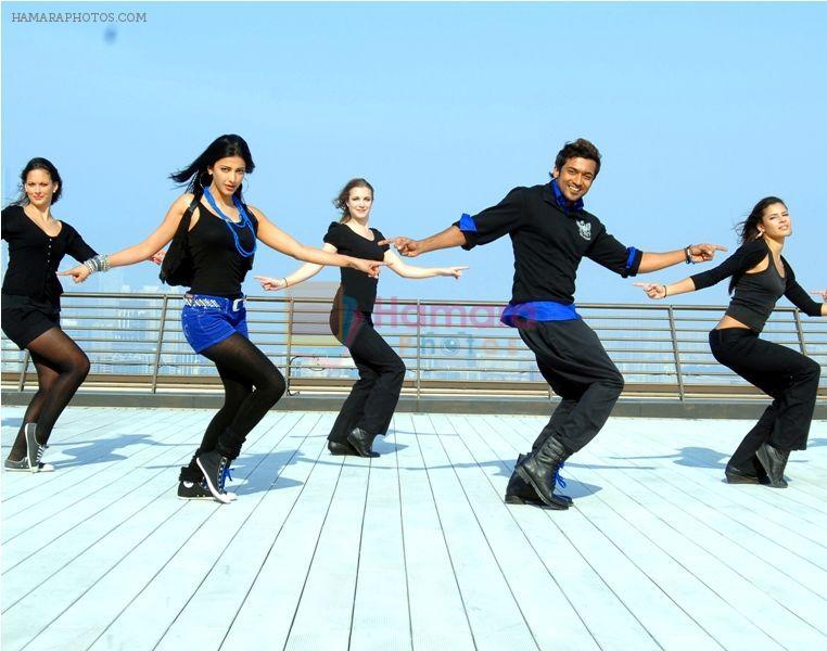 Suriya, Shruti Haasan in 7aum Arivu Movie Stills